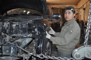 Мастера из Китая ремонтируют автомобили