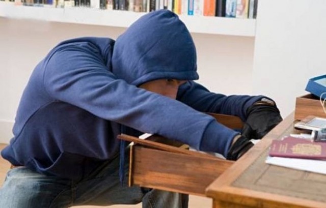 Ноутбук и телефон украли у жителя Сахюрты, оставившего ключ от дома под ковриком