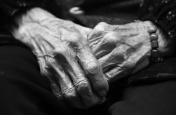 Пенсионерка из Дульдурги готова покончить жизнь самоубийством из-за долгов за капремонт