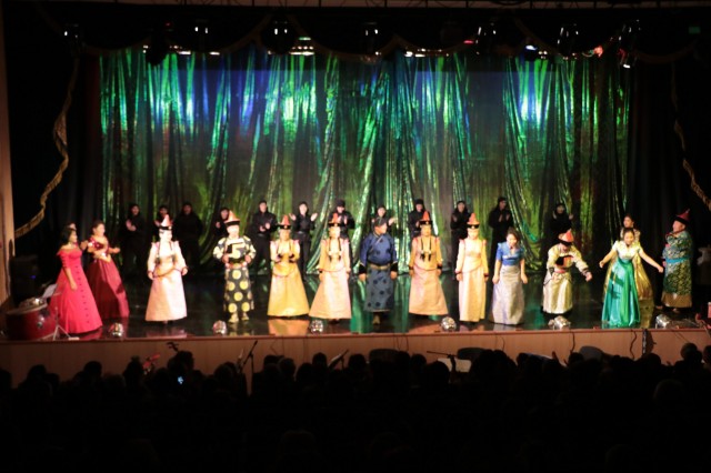 Насыщенный концерт театра "Амар Сайн" состоялся в Агинском
