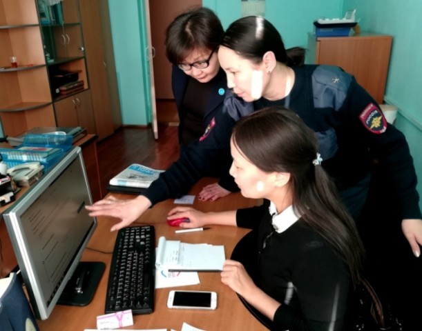 Сотрудники ГИБДД оказывают консультативную помощь пользователям электронного портала госуслуг