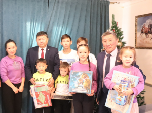 Руководители Могойтуйского района исполнили желания детей из многодетной семьи