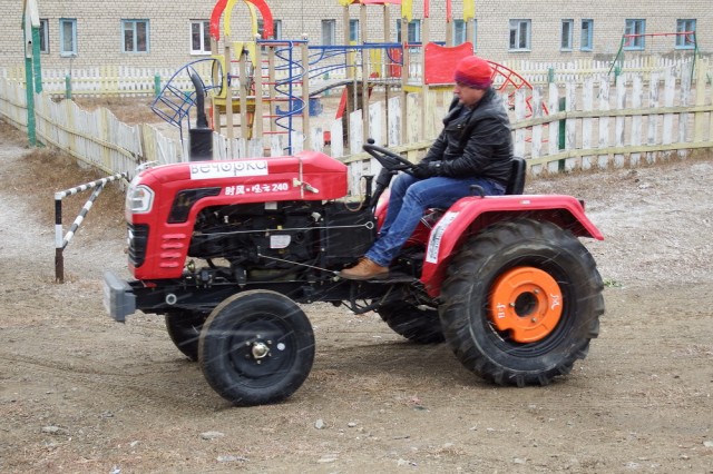 Жительница Агинского, выиграла трактор, начала искать мужа-тракториста 3