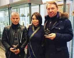 Олег Газманов приобрел скульптуры бурятских мастеров