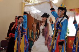 Шаман из Усть-Орды советует как правильно играть свадьбу