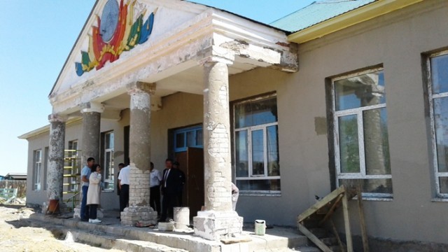 Бато Доржиев и Аягма Ванчикова ознакомились с ходом реконструкции Дома культуры в Узоне