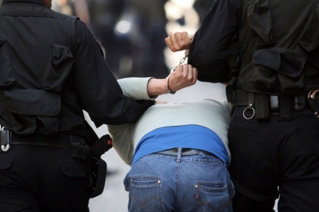 Полицейские за сутки задержали двух уличных грабителей в поселке Агинское