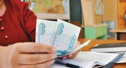 Госдума приняла закон о выплате зарплат учителям без решения суда