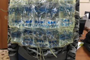 Таможенники в Забайкальске задержали мужчину с поясом из китайской водки