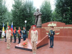 Памятник героям СВО открыли в столице степной Аги