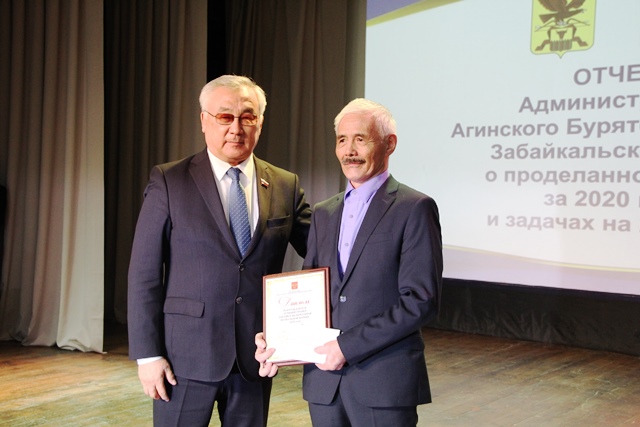 Баир Жамсуев наградил «Лучшего тренера по вольной борьбе Забайкальского края» 2020 года Бато Базаров
