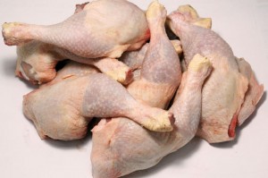 Эксперты нашли антибиотики и опасные бактерии в российской курятине
