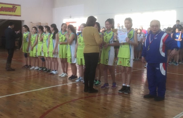 Школьные команды из Урда-Аги завоевали "золото" и "серебро" баскетбольной лиги "КЭС-Баскет" 1