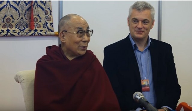 Далай-лама: К буддизму нужно подходить с точки зрения логики, а не чтения мантр