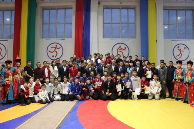 Юные борцы показали свое мастерство на региональном турнире в Могойтуе