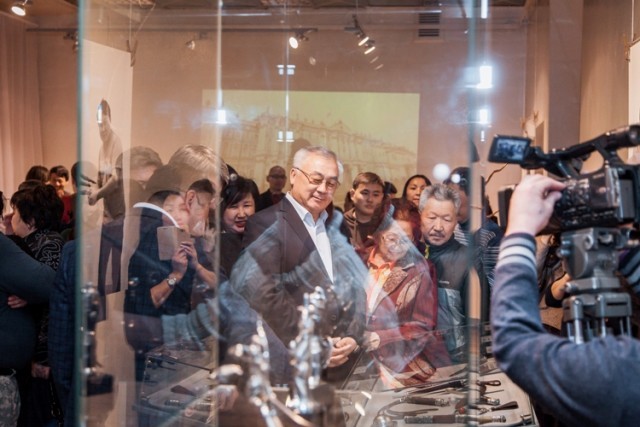 Баир Жамсуев принял участие в открытии выставки агинского оружейника в Улан-Удэ 1