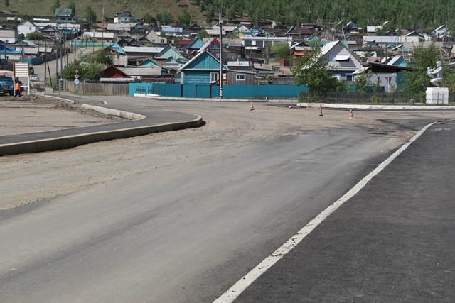 Дорожники ремонтируют шесть улиц в поселке Агинское