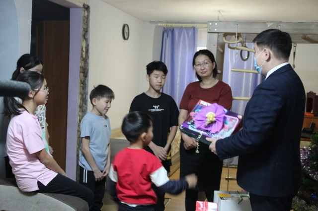 Многодетная семья из поселка Могойтуй получила подарки от руководителя округа