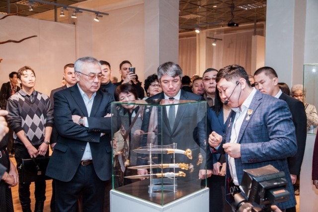 Баир Жамсуев принял участие в открытии выставки агинского оружейника в Улан-Удэ 0