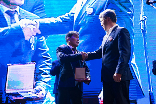 Алексей Цыденов наградил Базара Базаргуруева медалью «За заслуги перед Бурятией»