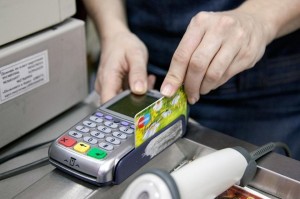 Россиянам могут разрешить снимать деньги с карты на кассе магазина