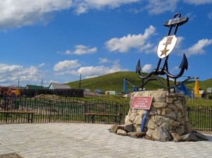 Территорию у памятника Алдару Цыденжапову обновили в Агинском