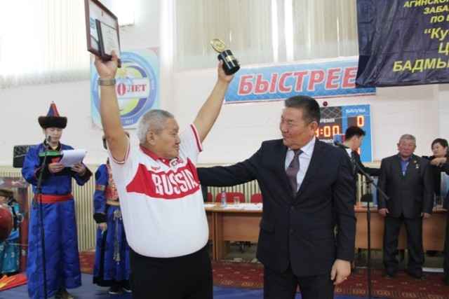 Кубком сенаторов награжден тренер из Могойтуйского района