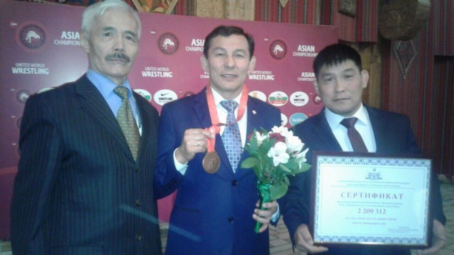 Базару Базаргуруеву вручили бронзовую медаль Олимпийских игр-2008 и денежный приз 1