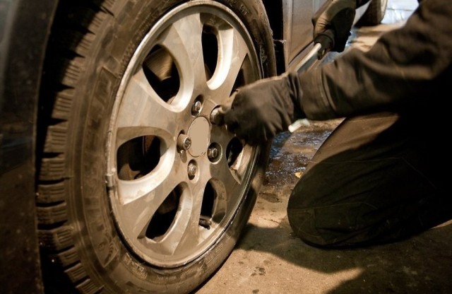 Полицейские в Дульдурге задержали подозреваемых в краже колёс с оставленной без присмотра машины