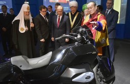 Владимир Путин и Дамба Аюшеев посмотрели мотоцикл проекта «Кортеж»