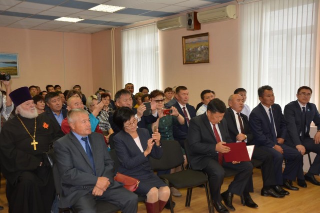 Избранный глава поселка Буянто Балданжапович Батомункуев вступил в должность 3