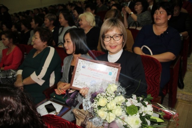 Бато Доржиев сегодня вручил премии и награды учителям Аги 1