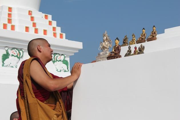 Восемь ступ у горы Алханай установили возле места, которое и прежде было почитаемым среди буддистов.