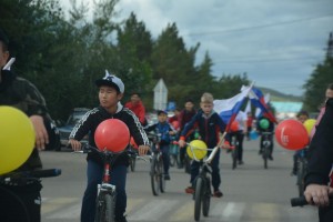 В поселке Агинское День Государственного Флага отметили велопробегом и праздничным концертом