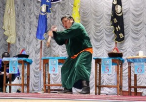 Абсолютным чемпионом по hээр шаалга на призы "Толона" стал Цыренжап Дарижапов из Догоя
