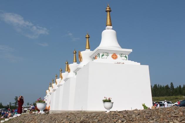 Восемь ступ у горы Алханай установили возле места, которое и прежде было почитаемым среди буддистов. 0