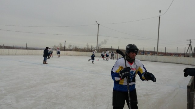 В Новоорловске прошли соревнования по хоккею с шайбой