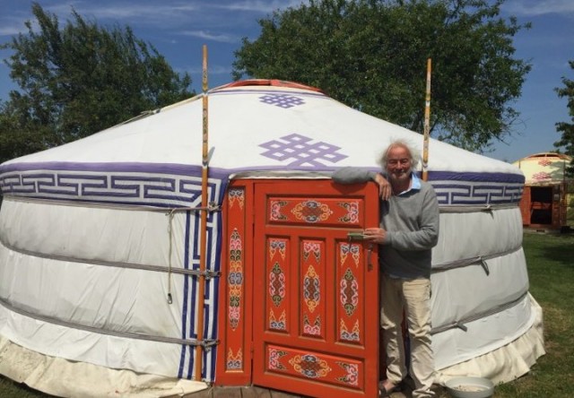 Монгольская юрта - залог успеха пожилого французского бизнесмена