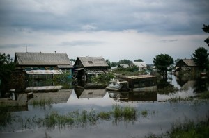 Военные из Забайкалья перебросили в затопленный Иркутский район технику для помощи жителям