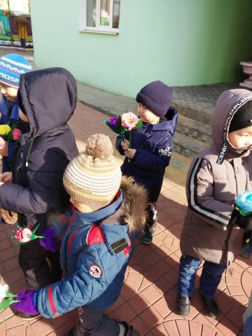 Воспитанники детского сада "Туяа" поздравили женщин родного поселка с 8 марта 0
