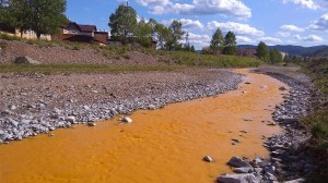 Река оранжевого цвета: что происходит в бурятском моногороде Закаменске