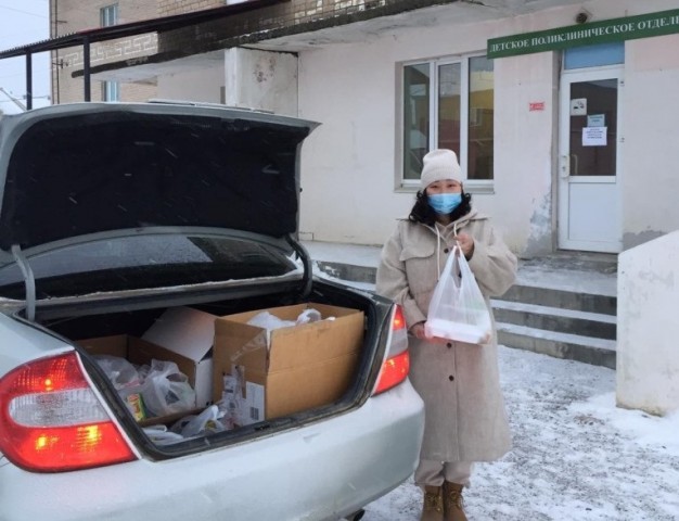 Волонтеры Могойтуя доставляют горячее питание для врачей Могойтуйской ЦРБ