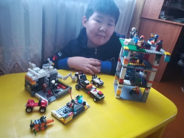 Любимых героев, дома и машины строили школьники Дульдургинского района из Лего 1