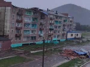 Шторм сорвал крыши с пятиэтажек в Новоорловске