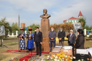 В Агинском состоялось открытие памятника известному врачу тибетской медицины Петру Бадмаеву