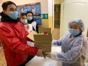 Волонтеры Могойтуйского района передали медикам продуктовые наборы